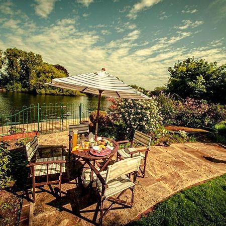 Cozy Double Bedroom In Stunning Bungalow On River Thames - Near Thorpe Park/Royal Holloway University/20Mins From Heathrow 斯坦斯 外观 照片