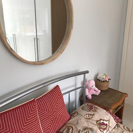 Cozy Double Bedroom In Stunning Bungalow On River Thames - Near Thorpe Park/Royal Holloway University/20Mins From Heathrow 斯坦斯 外观 照片