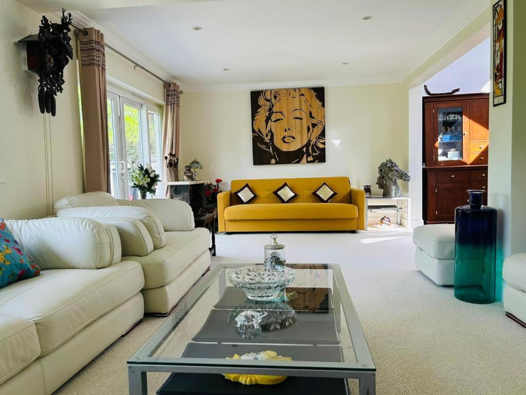 Cozy Double Bedroom In Stunning Bungalow On River Thames - Near Thorpe Park/Royal Holloway University/20Mins From Heathrow 斯坦斯 外观 照片