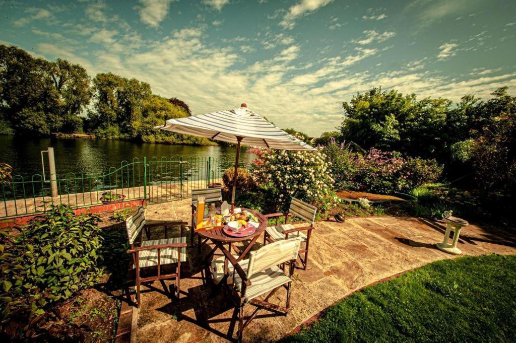 Cozy Double Bedroom In Stunning Bungalow On River Thames - Near Thorpe Park/Royal Holloway University/20Mins From Heathrow 斯坦斯 外观 照片