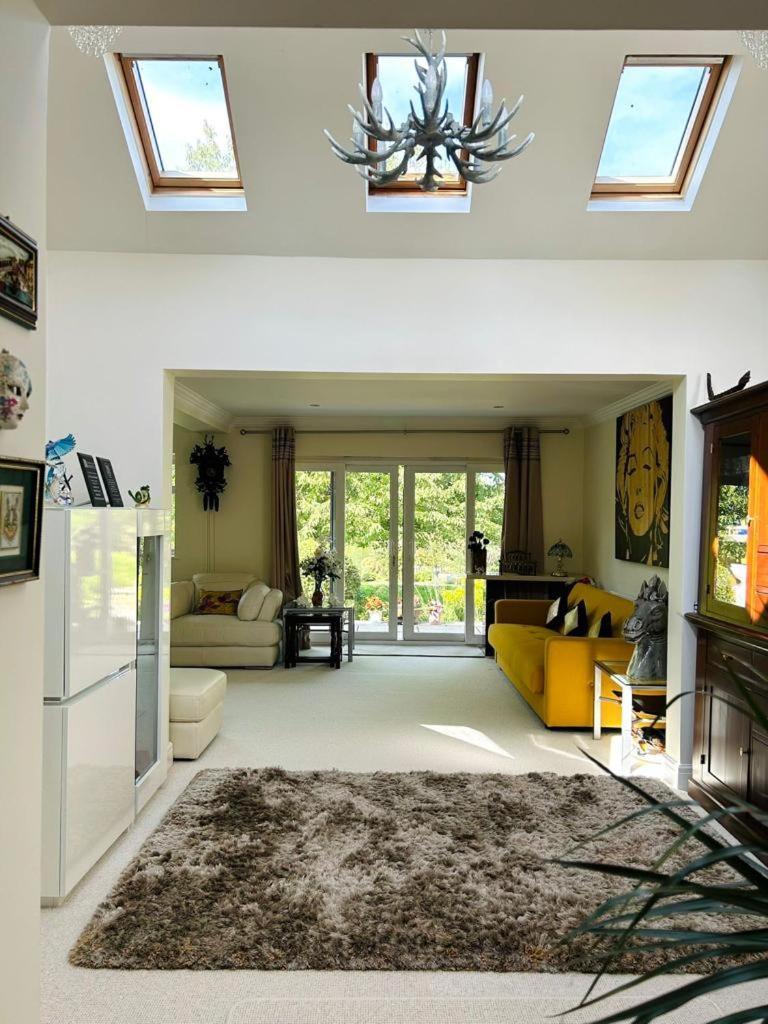 Cozy Double Bedroom In Stunning Bungalow On River Thames - Near Thorpe Park/Royal Holloway University/20Mins From Heathrow 斯坦斯 外观 照片