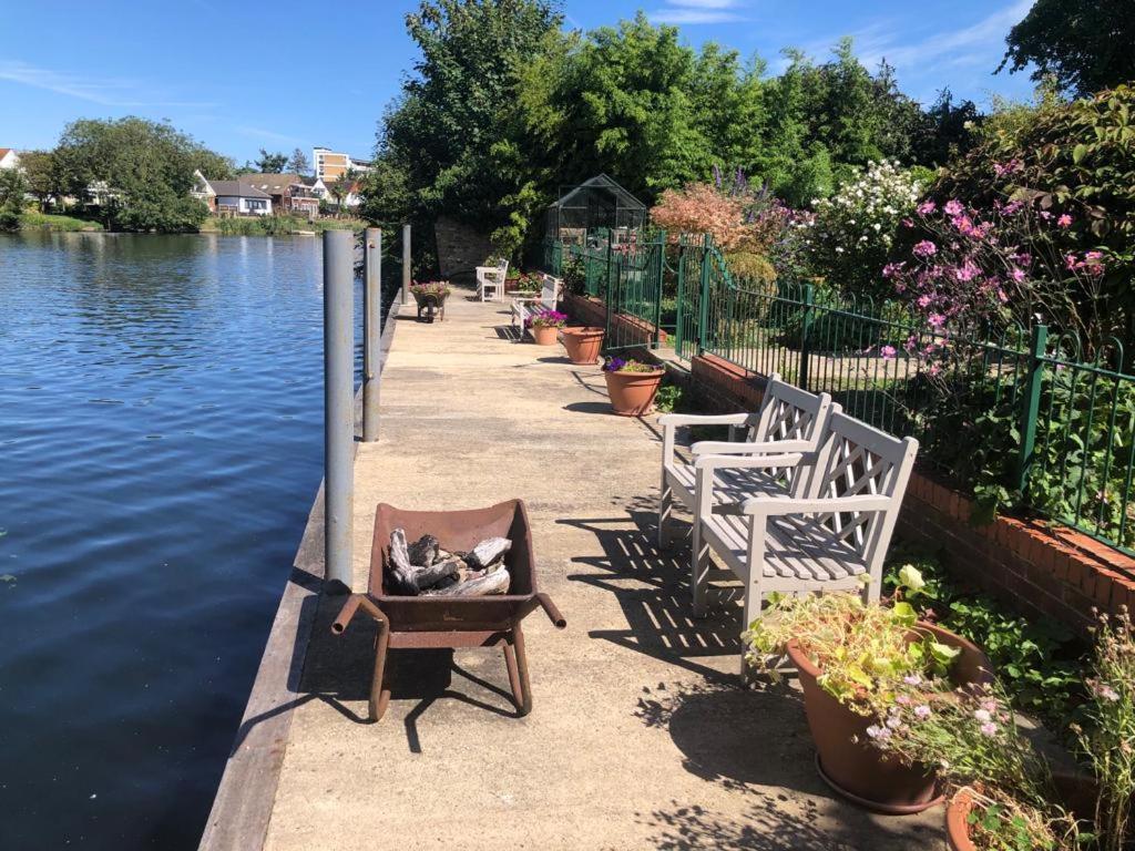 Cozy Double Bedroom In Stunning Bungalow On River Thames - Near Thorpe Park/Royal Holloway University/20Mins From Heathrow 斯坦斯 外观 照片