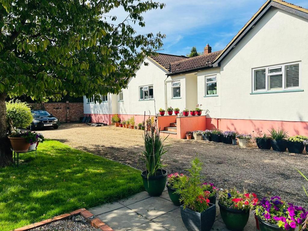 Cozy Double Bedroom In Stunning Bungalow On River Thames - Near Thorpe Park/Royal Holloway University/20Mins From Heathrow 斯坦斯 外观 照片