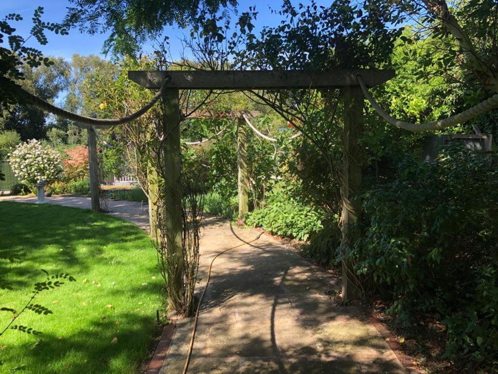 Cozy Double Bedroom In Stunning Bungalow On River Thames - Near Thorpe Park/Royal Holloway University/20Mins From Heathrow 斯坦斯 外观 照片