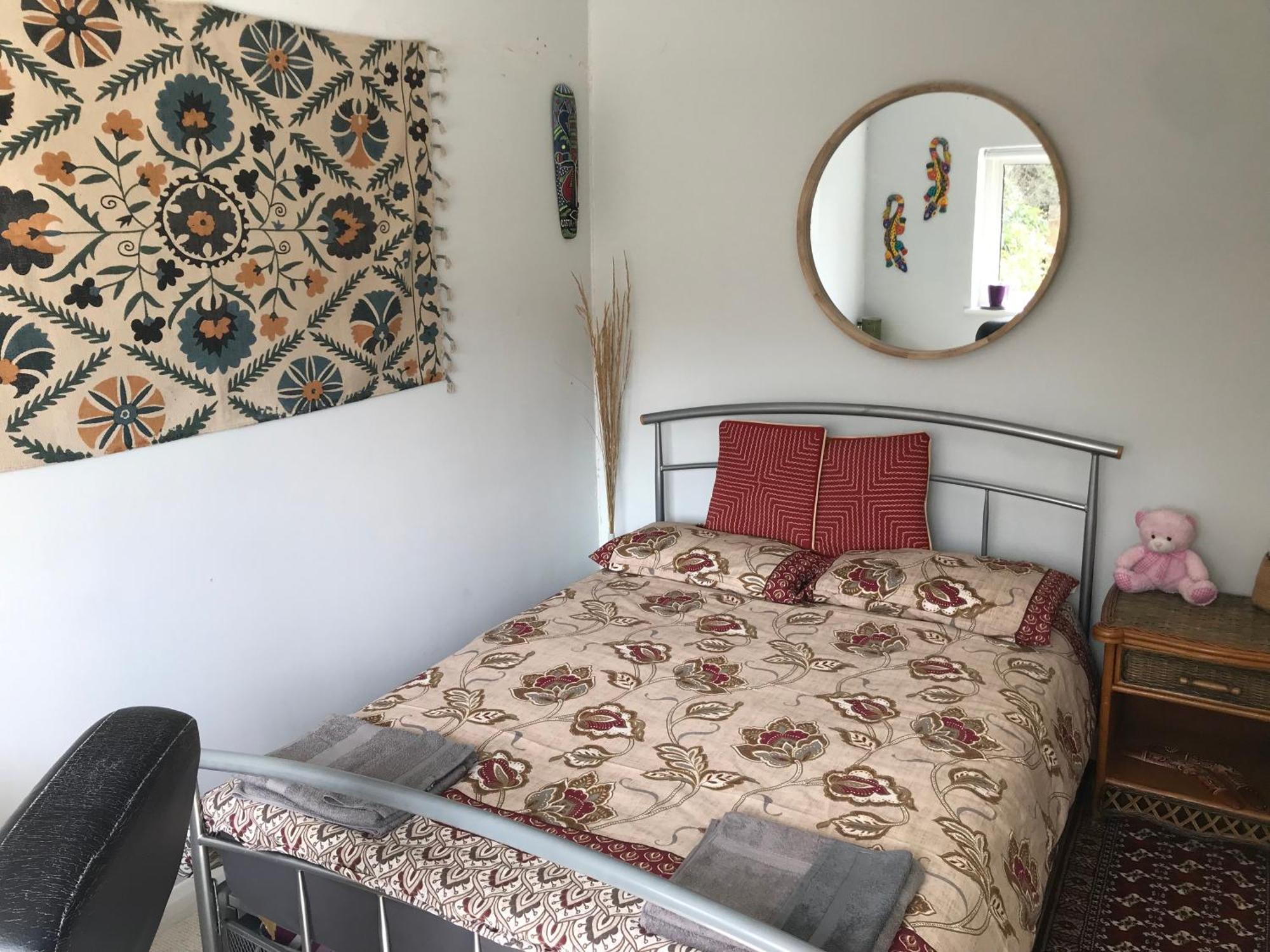 Cozy Double Bedroom In Stunning Bungalow On River Thames - Near Thorpe Park/Royal Holloway University/20Mins From Heathrow 斯坦斯 外观 照片