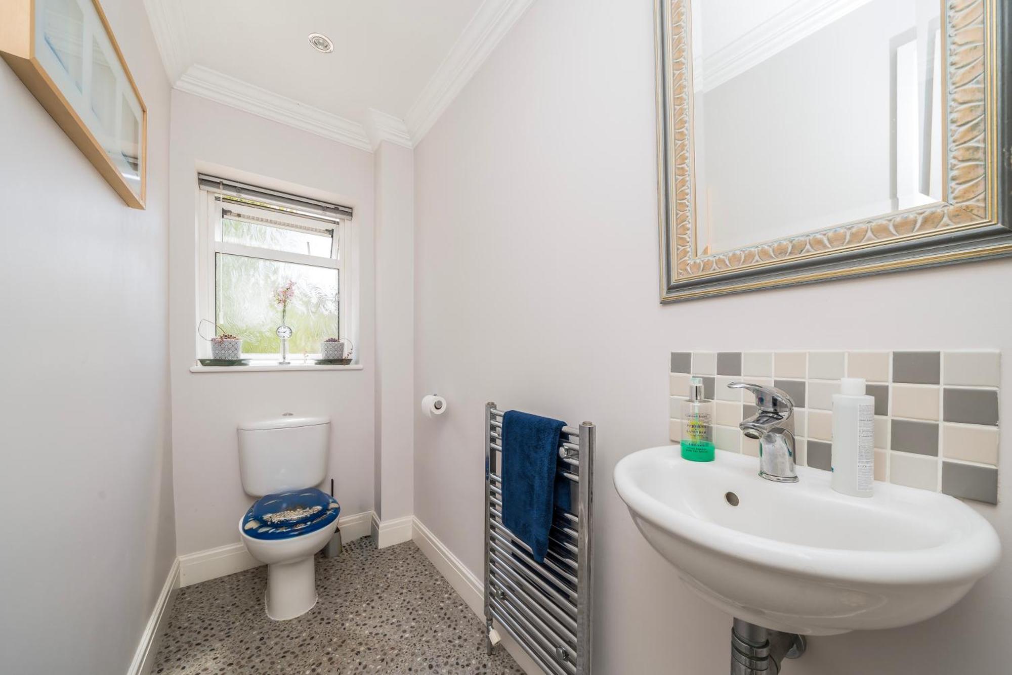 Cozy Double Bedroom In Stunning Bungalow On River Thames - Near Thorpe Park/Royal Holloway University/20Mins From Heathrow 斯坦斯 外观 照片